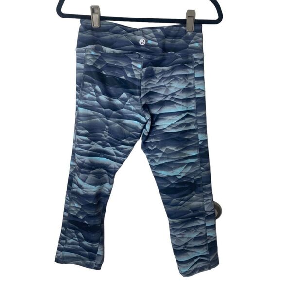Lululemon SZ 6 blue abstract cropped leggings - Picture 2 of 3